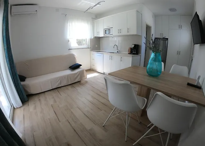 Mam Mali Apartment Vir